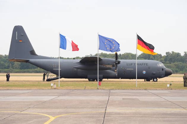 Deutsch-Franzoesischen Verteidigungsrat und Sicherheitsrat in Noervenich Der Airbus A 400 M hinter den Flaggen von Deutschland und Frankreich beim Taktischen Luftwaffengeschwader 31 auf dem Luftwaffenstuetzunk in Noervenich, Noervenich, 17.07.2026 Noervenich NRW Deutschland *** German-French Defense Council and Security Council in Noervenich: The Airbus A400M behind the flags of Germany and France at Tactical Air Force Squadron 31 at the Noervenich Air Force Base, Noervenich, July 17, 2026, Noervenich, North Rhine-Westphalia, Germany