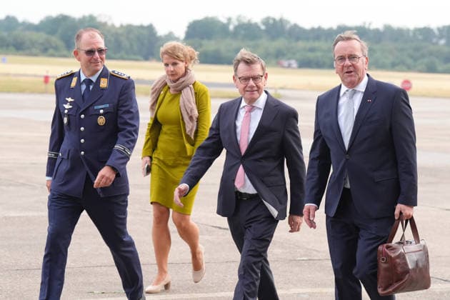 Deutsch-Franzoesischen Verteidigungsrat und Sicherheitsrat in Noervenich Aussenminister Johann Wadephul gemeinsam mit Verteidigungsminister Boris Pistorius und Kommodore Rene Diegeler bei der Ankunft beim Taktischen Luftwaffengeschwader 31 auf dem Luftwaffenstuetzunk in Noervenich, Noervenich, 17.07.2026 Noervenich NRW Deutschland *** German-French Defense Council and Security Council in Noervenich: Foreign Minister Johann Wadephul, together with Defense Minister Boris Pistorius and Commodore Rene Diegeler, upon arrival at Tactical Air Force Squadron 31 at the Air Force Base in Noervenich, Noervenich, July 17, 2026, Noervenich, North Rhine-Westphalia, Germany