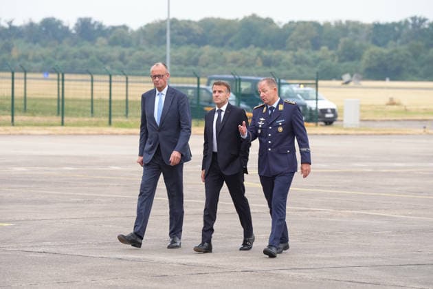 Deutsch-Franzoesischen Verteidigungsrat und Sicherheitsrat in Noervenich Bundeskanzler Friedrich Merz gemeinsam mit dem franzoesischen Staatspraesidenten Emmanuel Macron und Kommodore Rene Diegeler bei der Ankunft beim Taktischen Luftwaffengeschwader 31 auf dem Luftwaffenstuetzunk in Noervenich, Noervenich, 17.07.2026 Noervenich NRW Deutschland *** German-French Defense Council and Security Council in Noervenich: Federal Chancellor Friedrich Merz, together with French President Emmanuel Macron and Commodore Rene Diegeler, upon arrival at Tactical Air Force Squadron 31 at the Noervenich Air Force Base, Noervenich, July 17, 2026, Noervenich, North Rhine-Westphalia, Germany