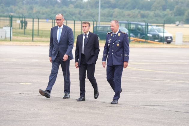 Deutsch-Franzoesischen Verteidigungsrat und Sicherheitsrat in Noervenich Bundeskanzler Friedrich Merz gemeinsam mit dem franzoesischen Staatspraesidenten Emmanuel Macron und Kommodore Rene Diegeler bei der Ankunft beim Taktischen Luftwaffengeschwader 31 auf dem Luftwaffenstuetzunk in Noervenich, Noervenich, 17.07.2026 Noervenich NRW Deutschland *** German-French Defense Council and Security Council in Noervenich: Federal Chancellor Friedrich Merz, together with French President Emmanuel Macron and Commodore Rene Diegeler, upon arrival at Tactical Air Force Squadron 31 at the Noervenich Air Force Base, Noervenich, July 17, 2026, Noervenich, North Rhine-Westphalia, Germany