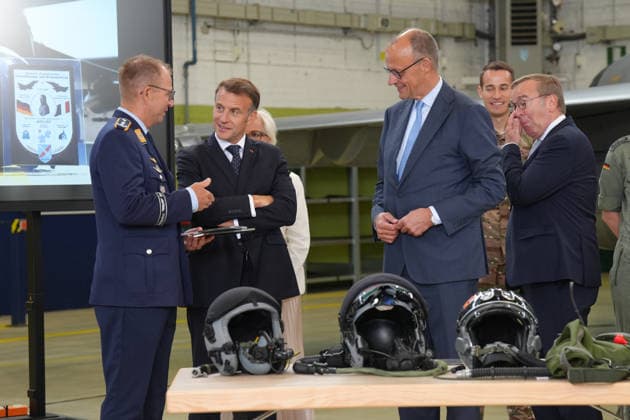 Deutsch-Franzoesischen Verteidigungsrat und Sicherheitsrat in Noervenich Bundeskanzler Friedrich Merz gemeinsam mit Emmanuel Macron dem Franzoesischer Staatspraesident beim Taktischen Luftwaffengeschwader 31 auf dem Luftwaffenstuetzunk in Noervenich, Noervenich, 17.07.2026 Noervenich NRW Deutschland *** German-French Defense Council and Security Council in Noervenich: Federal Chancellor Friedrich Merz, together with Emmanuel Macron, President of France, at Tactical Air Force Squadron 31 at the Noervenich Air Force Base, Noervenich, July 17, 2026, Noervenich, North Rhine-Westphalia, Germany