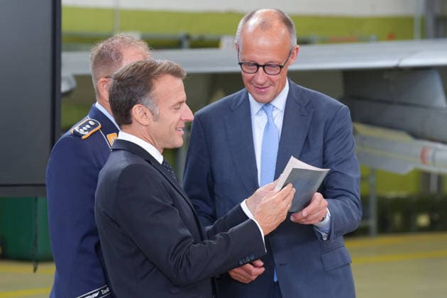 Deutsch-Franzoesischen Verteidigungsrat und Sicherheitsrat in Noervenich Bundeskanzler Friedrich Merz zeigt Emmanuel Macron dem franzoesischer Staatspraesidenten ein besonderes Buch beim Besuch des Taktischen Luftwaffengeschwader 31 auf dem Luftwaffenstuetzunk in Noervenich, Noervenich, 17.07.2026 Noervenich NRW Deutschland *** German-French Defense Council and Security Council in Noervenich: German Chancellor Friedrich Merz shows French President Emmanuel Macron a special book during a visit to the 31st Tactical Air Force Squadron at the Noervenich Air Force Base, Noervenich, July 17, 2026, Noervenich, North Rhine-Westphalia, Germany