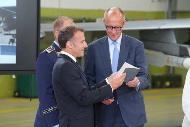 Deutsch-Franzoesischen Verteidigungsrat und Sicherheitsrat in Noervenich Bundeskanzler Friedrich Merz zeigt Emmanuel Macron dem franzoesischer Staatspraesidenten ein besonderes Buch beim Besuch des Taktischen Luftwaffengeschwader 31 auf dem Luftwaffenstuetzunk in Noervenich, Noervenich, 17.07.2026 Noervenich NRW Deutschland *** German-French Defense Council and Security Council in Noervenich: German Chancellor Friedrich Merz shows French President Emmanuel Macron a special book during a visit to the 31st Tactical Air Force Squadron at the Noervenich Air Force Base, Noervenich, July 17, 2026, Noervenich, North Rhine-Westphalia, Germany