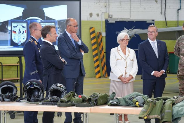 Deutsch-Franzoesischen Verteidigungsrat und Sicherheitsrat in Noervenich Bundeskanzler Friedrich Merz gemeinsam mit Emmanuel Macron dem Franzoesischer Staatspraesident, sowie Boris Pistorius und Catherine Vautrin (Verteidigungsministerin Frankreich) beim Taktischen Luftwaffengeschwader 31 auf dem Luftwaffenstuetzunk in Noervenich, Noervenich, 17.07.2026 Noervenich NRW Deutschland *** German-French Defense Council and Security Council in Noervenich: Federal Chancellor Friedrich Merz, together with Emmanuel Macron, President of France, as well as Boris Pistorius and Catherine Vautrin, France’s Minister of Defense, at Tactical Air Force Squadron 31 at the Noervenich Air Force Base, Noervenich, July 17, 2026, Noervenich, North Rhine-Westphalia