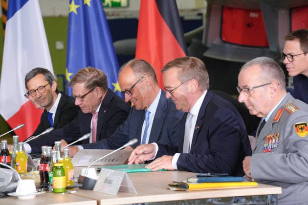 Deutsch-Franzoesischen Verteidigungsrat und Sicherheitsrat in Noervenich (r-l) Casten Breuer gemeinsam mit Verteidigungsminister Boris Pistorius, Bundeskanzler Friedrich Merz und Johann Wadephul bei der Sitzung des Sitzung des Deutsch-Franzoesischen Verteidigungrats und Sicherheitsrats beim Taktischen Luftwaffengeschwader 31 auf dem Luftwaffenstuetzunk in Noervenich, Noervenich, 17.07.2026 Noervenich NRW Deutschland *** German-French Defense Council and Security Council in Noervenich; from left: Casten and Breuer, together with Defense Minister Boris Pistorius, Chancellor Friedrich Merz, and Johann Wadephul at the meeting of the German-French Defense and Security Council at Tactical Air Force Wing 31 at the Noervenich Air Force Base, Noerv
