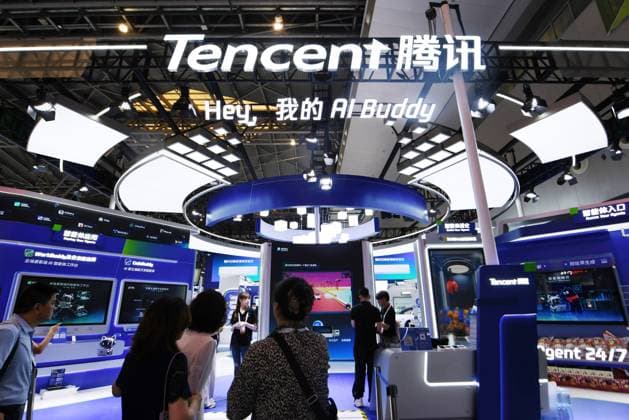 2026 WAIC Held in Shanghai SHANGHAI, CHINA - JULY 17, 2026 - The audience visited the Tencent booth at the 2026 World Artificial Intelligence Conference in Shanghai, China on July 17, 2026. Shanghai Shanghai China  Copyright: xCFOTOx i1784302543137