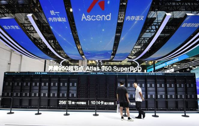 2026 WAIC Held in Shanghai SHANGHAI, CHINA - JULY 17, 2026 - The audience visit and learn about the actual Huawei Ascend 950 super node at the 2026 World Artificial Intelligence Conference in Shanghai, China on July 17, 2026. Shanghai Shanghai China  Copyright: xCFOTOx i1784302543423