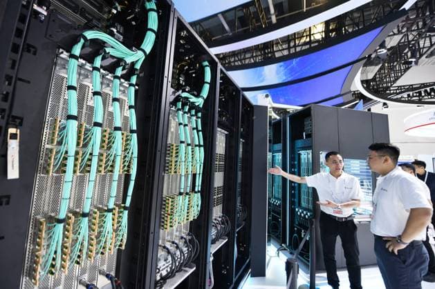 2026 WAIC Held in Shanghai SHANGHAI, CHINA - JULY 17, 2026 - The audience visit and learn about the actual Huawei Ascend 950 super node at the 2026 World Artificial Intelligence Conference in Shanghai, China on July 17, 2026. Shanghai Shanghai China  Copyright: xCFOTOx i1784302543724