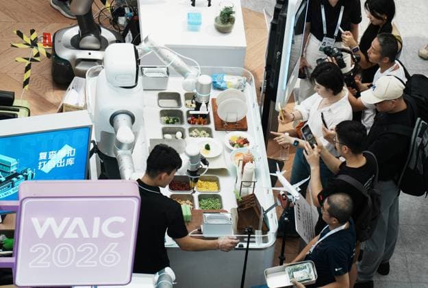 2026 WAIC Held in Shanghai SHANGHAI, CHINA - JULY 17, 2026 - Viewers watch a humanoid robot making airline meals for customers at the 2026 World Artificial Intelligence Conference in Shanghai, China on July 17, 2026. Shanghai Shanghai China  Copyright: xCFOTOx i1784302542323