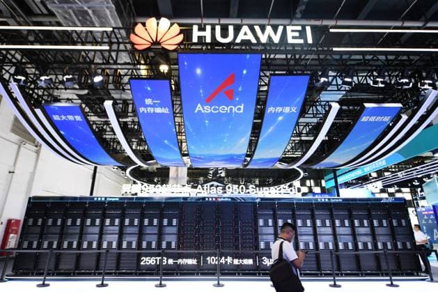 2026 WAIC Held in Shanghai SHANGHAI, CHINA - JULY 17, 2026 - The audience visit and learn about the actual Huawei Ascend 950 super node at the 2026 World Artificial Intelligence Conference in Shanghai, China on July 17, 2026. Shanghai Shanghai China  Copyright: xCFOTOx i1784302543865