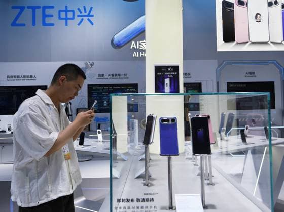 2026 WAIC Held in Shanghai SHANGHAI, CHINA - JULY 17, 2026 - Audiences watched the AI Doubao mobile phone launched by ZTE and ByteDance at the 2026 World Artificial Intelligence Conference, Shanghai, China, on July 17, 2026. Shanghai Shanghai China  Copyright: xCFOTOx i1784302544143