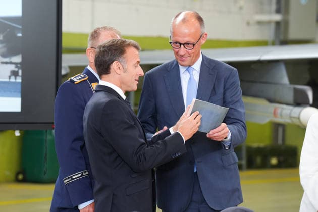 Deutsch-Franzoesischen Verteidigungsrat und Sicherheitsrat in Noervenich Bundeskanzler Friedrich Merz zeigt Emmanuel Macron dem franzoesischer Staatspraesidenten ein Abschrift der Dicta Boelke beim Besuch des Taktischen Luftwaffengeschwader 31 auf dem Luftwaffenstuetzunk in Noervenich, Noervenich, 17.07.2026 Noervenich NRW Deutschland *** German-French Defense and Security Council in Noervenich: German Chancellor Friedrich Merz shows French President Emmanuel Macron a copy of the *Dicta Boelke* during a visit to Tactical Air Force Squadron 31 at the air force base in Noervenich, Noervenich, July 17, 2026, Noervenich, North Rhine-Westphalia, Germany