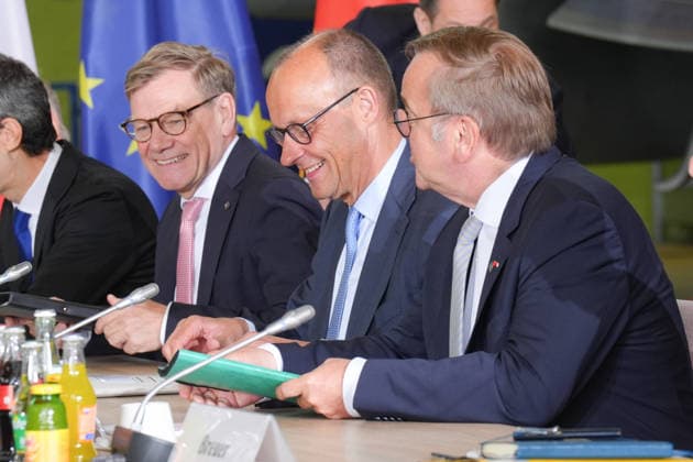 Deutsch-Franzoesischen Verteidigungsrat und Sicherheitsrat in Noervenich Aussenminister Johann Wadephul gemeinsam mit Bundeskanzler Friedrich Merz und Verteidigungsminister Boris Pistorius bei der Sitzung des Sitzung des Deutsch-Franzoesischen Verteidigungrats und Sicherheitsrats beim Taktischen Luftwaffengeschwader 31 auf dem Luftwaffenstuetzunk in Noervenich, Noervenich, 17.07.2026 Noervenich NRW Deutschland *** German-French Defense Council and Security Council in Noervenich: Foreign Minister Johann Wadephul, together with Federal Chancellor Friedrich Merz and Defense Minister Boris Pistorius, at the meeting of the German-French Defense Council and Security Council at Tactical Air Force Wing 31 at the air force basein Noervenich, Noerve