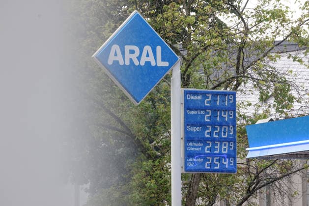 Wie ist die weitere Entwicklung der Spritpreise? Die Spritpreise ziehen weiter an. Am heutigen Freitag ist der letzte Schultag vor den Sommerferien die am Montag beginnen. ARAL Tankstelle in Siegen. Bereits am Vormittag liegen die Spritpreise deutlich hoeher (höher) als zu Beginn der Woche. Der aktuelle Preis fuer (für) Diesel, Super E10 und Super liegt deutlich ueber (über) 2 Euro. Tankstelle, Spritpreise am 17.07.2026 in Siegen Deutschland. *** What’s the outlook for fuel prices? Fuel prices continue to rise. Today, Friday, is the last day of school before summer break, which begins on Monday. At the ARAL gas station in Siegen, fuel prices are already significantly higher this morning than they were at the start of the week. The curre