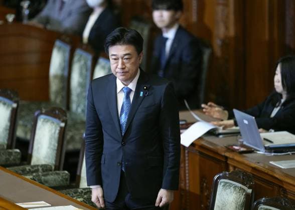 News Themen der Woche KW29 Japan revises Imperial House Law Japan s Chief Cabinet Secretary Minoru Kihara stands up after the House of Councillors passed a bill to revise the Imperial House Law during a plenary session in Tokyo on July 17, 2026. The amendment to the 1947 law permits the imperial family to adopt males aged 15 or older who are descended from emperors through the male line in 11 former branch families and also allows female members to retain their imperial status even after marrying commoners.  A14AA0005623518P