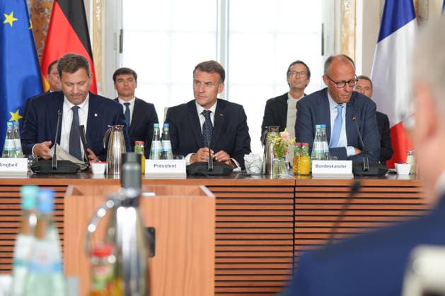 26. Deutsch-Franzoesischer Ministerrat in Bruehl Bundeskanzler Friedrich Merz neben Emmanuel Macron und Lars Klingbeil bei der Eroeffnung der Plenarsitzung mit Ministerinnen und Minister aus Deutschland und Frankreich zu Beginn des Deutsch-Franzoesichen Ministerrat 2026 im Gardensaal des Schloss Augustusburg, Bruehl, 17.07.2026 Bruehl NRW Deutschland *** 26th German-French Ministerial Council in Brühl: Federal Chancellor Friedrich Merz stands next to Emmanuel Macron and Lars Klingbeil at the opening of the plenary session with ministers from Germany and France at the start of the 2026 German-French Ministerial Council in the Garden Hall of Augustusburg Palace, Brühl, North Rhine-Westphalia, Germany, July 17, 2026