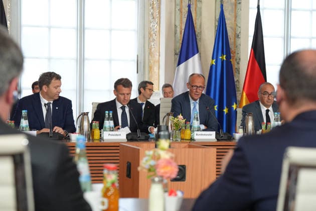 26. Deutsch-Franzoesischer Ministerrat in Bruehl Bundeskanzler Friedrich Merz mit seiner Rede bei der Eroeffnung der Plenarsitzung mit Ministerinnen und Minister aus Deutschland und Frankreich zu Beginn des Deutsch-Franzoesichen Ministerrat 2026 im Gardensaal des Schloss Augustusburg, Bruehl, 17.07.2026 Bruehl NRW Deutschland *** 26th German-French Ministerial Council in Brühl: Federal Chancellor Friedrich Merz delivering his speech at the opening of the plenary session with ministers from Germany and France at the start of the 2026 German-French Ministerial Council in the Garden Hall of Augustusburg Palace, Brühl, North Rhine-Westphalia, Germany, July 17, 2026