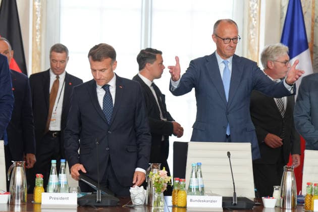 26. Deutsch-Franzoesischer Ministerrat in Bruehl Bundeskanzler Friedrich Merz oeffnet die Arme und bittet Platz zu nehmen bei der Eroeffnung des Deutsch-Franzoesichen Ministerrat auf Schloss Augustusburg in Bruehl, 17.07.2026 Bruehl NRW Deutschland *** 26 German-French Ministerial Council in Brühl: Federal Chancellor Friedrich Merz opens his arms and invites guests to take their seats at the opening of the German-French Ministerial Council at Augustusburg Castle in Brühl, July 17, 2026, Brühl, North Rhine-Westphalia, Germany