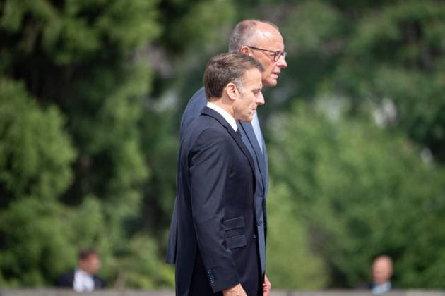 26. Deutsch-Franzoesischen Ministerrat auf Schloss Augustusburg Militaerische Ehren zur Begruessung von Emmanuel Macron Praesidenten der Franzoesischen Republik, durch den Bundeskanzler Friedrich Merz im Rahmen des 26. Deutsch-Französischen Ministerrats im Innenhof auf Schloss Augustusburg, Bruehl, 17.07.2026 Bruehl *** 26th German-French Ministerial Council at Augustusburg Palace: Military honors to welcome Emmanuel Macron, President of the French Republic, presented by Federal Chancellor Friedrich Merz as part of the 26th German-French Ministerial Council in the inner courtyard of Augustusburg Palace, Brühl, July 17, 2026 Brühl