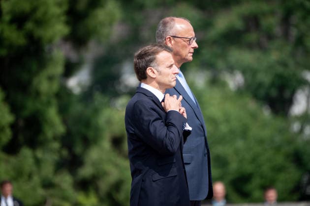 26. Deutsch-Franzoesischen Ministerrat auf Schloss Augustusburg Militaerische Ehren zur Begruessung von Emmanuel Macron Praesidenten der Franzoesischen Republik, durch den Bundeskanzler Friedrich Merz im Rahmen des 26. Deutsch-Französischen Ministerrats im Innenhof auf Schloss Augustusburg, Bruehl, 17.07.2026 Bruehl *** 26th German-French Ministerial Council at Augustusburg Palace: Military honors to welcome Emmanuel Macron, President of the French Republic, presented by Federal Chancellor Friedrich Merz as part of the 26th German-French Ministerial Council in the inner courtyard of Augustusburg Palace, Brühl, July 17, 2026 Brühl