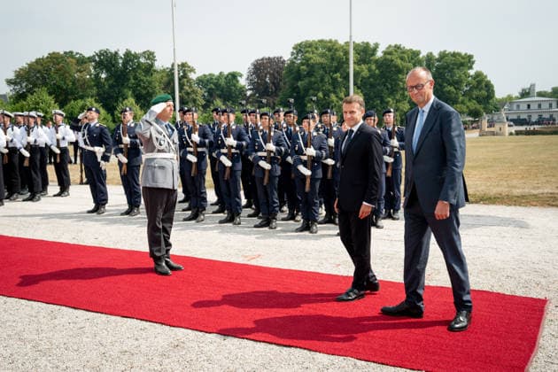 26. Deutsch-Franzoesischen Ministerrat auf Schloss Augustusburg Militaerische Ehren zur Begruessung von Emmanuel Macron Praesidenten der Franzoesischen Republik, durch den Bundeskanzler Friedrich Merz im Rahmen des 26. Deutsch-Französischen Ministerrats auf Schloss Augustusburg, Bruehl, 17.07.2026 Bruehl Nordrhein-Westfalen Deutschland *** 26th German-French Ministerial Council at Augustusburg Palace: Military honors to welcome Emmanuel Macron, President of the French Republic, presented by Federal Chancellor Friedrich Merz as part of the 26th German-French Ministerial Council at Augustusburg Palace, Brühl, July 17, 2026, Brühl, North Rhine-Westphalia, Germany