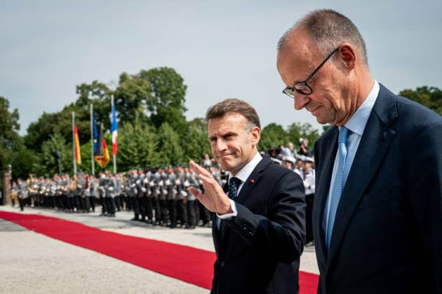 26. Deutsch-Franzoesischen Ministerrat auf Schloss Augustusburg Am Ende der Militaerische Ehren zur Begruessung von Emmanuel Macron Praesidenten der Franzoesischen Republik, durch den Bundeskanzler Friedrich Merz im Rahmen des 26. Deutsch-Französischen Ministerrats auf Schloss Augustusburg. Beide ganz leger und Emmanuel Macron bedankt sich mit besonderer Geste, Bruehl, 17.07.2026 Bruehl Nordrhein-Westfalen Deutschland *** 26th German-French Ministerial Council at Augustusburg Palace. At the conclusion of the event, a military honor guard welcomed Emmanuel Macron, President of the French Republic, by Federal Chancellor Friedrich Merz as part of the 26th Franco-German Ministerial Council at Augustusburg Castle. Both are dressed very casual