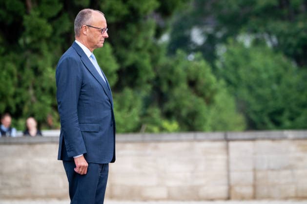 26. Deutsch-Franzoesischen Ministerrat auf Schloss Augustusburg Bundeskanzler Friedrich Merz wartet auf den Praesidenten der Franzoesischen Republik, zum 26. Deutsch-Französischen Ministerrats auf Schloss Augustusburg, Bruehl, 17.07.2026 Bruehl *** 26th German-French Ministerial Council at Augustusburg Palace: German Chancellor Friedrich Merz awaits the President of the French Republic for the 26th German-French Ministerial Council at Augustusburg Palace, Brühl, July 17, 2026, Brühl