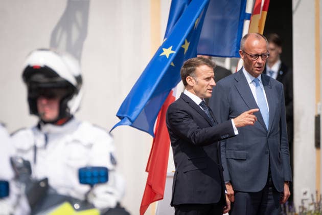 26. Deutsch-Franzoesischen Ministerrat auf Schloss Augustusburg Emmanuel Macron Praesidenten der Franzoesischen Republik, bei der Begruessung durch den Bundeskanzler Friedrich Merz mit militärischen Ehren auf Schloss Augustusburg, Bruehl, 17.07.2026 Bruehl *** July 17, 2026: German-French Ministerial Council at Augustusburg Palace; Emmanuel Macron, President of the French Republic, being welcomed with military honors by Federal Chancellor Friedrich Merz at Augustusburg Palace, Brühl, July 17, 2026, Brühl