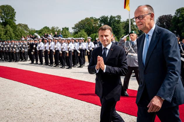 26. Deutsch-Franzoesischen Ministerrat auf Schloss Augustusburg Am Ende der Militaerische Ehren zur Begruessung von Emmanuel Macron Praesidenten der Franzoesischen Republik, durch den Bundeskanzler Friedrich Merz im Rahmen des 26. Deutsch-Französischen Ministerrats auf Schloss Augustusburg. Beide ganz leger und Emmanuel Macron bedankt sich mit besonderer Geste, Bruehl, 17.07.2026 Bruehl Nordrhein-Westfalen Deutschland *** 26th German-French Ministerial Council at Augustusburg Palace. At the conclusion of the event, a military honor guard welcomed Emmanuel Macron, President of the French Republic, by Federal Chancellor Friedrich Merz as part of the 26th Franco-German Ministerial Council at Augustusburg Castle. Both are dressed very casual