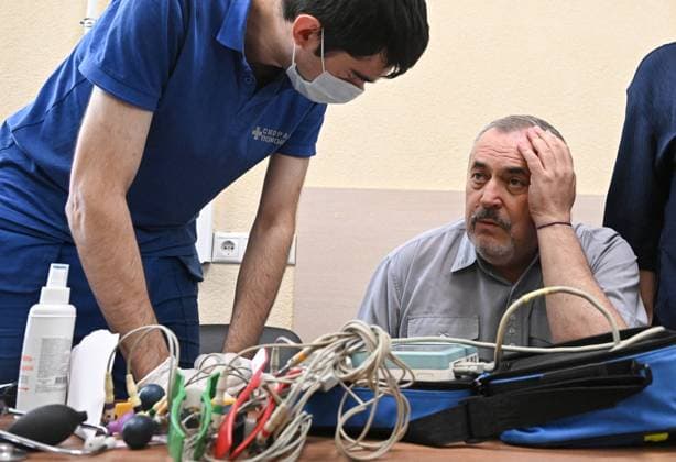 Russia Politician Nadezhdin Arrest 9206926 17.07.2026 Russian politician Boris Nadezhdin, who is charged with displaying extremist symbols, an administrative offence punishable by a fine or up to 15 days in jail and one that could bar him from running in September s parliamentary elections, receives medical attention at the City Court of Dolgoprudny in Moscow Region, Russia. The charges stem from a 2023 online interview, in which he displayed a picture of opposition leader Alexei Navalny. Nadezhdin, known for opposing Russia s military operation in Ukraine, was detained earlier on July 13, days after being designated a foreign agent by authorities. Sergey Bobylev Sputnik Dolgoprudnyi Moscow region Russia  Copyright: xSergeyxBobylevx