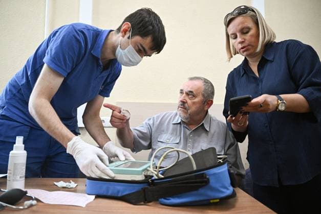 Russia Politician Nadezhdin Arrest 9206928 17.07.2026 Russian politician Boris Nadezhdin, who is charged with displaying extremist symbols, an administrative offence punishable by a fine or up to 15 days in jail and one that could bar him from running in September s parliamentary elections, receives medical attention at the City Court of Dolgoprudny in Moscow Region, Russia. The charges stem from a 2023 online interview, in which he displayed a picture of opposition leader Alexei Navalny. Nadezhdin, known for opposing Russia s military operation in Ukraine, was detained earlier on July 13, days after being designated a foreign agent by authorities. Sergey Bobylev Sputnik Dolgoprudnyi Moscow region Russia  Copyright: xSergeyxBobylevx