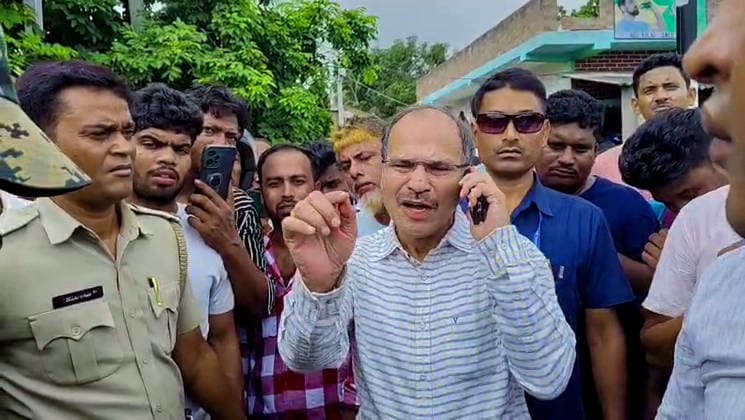 RECORD DATE NOT STATED Congress leader and Berhampore Former MP Adhir Ranjan Chowdhury visits the school van-train accident site Murshidabad, Jul 17 (ANI): Congress leader and Berhampore Former MP Adhir Ranjan Chowdhury visits the school van-train accident site at Karnasuvarna, in Murshidabad on Friday. (ANI Video Grab) Murshidabad West Bengal India Copyright: xANIx ANI_20260717035
