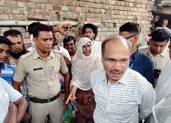 RECORD DATE NOT STATED Congress leader and Berhampore Former MP Adhir Ranjan Chowdhury visits the school van-train accident site Murshidabad, Jul 17 (ANI): Congress leader and Berhampore Former MP Adhir Ranjan Chowdhury visits the school van-train accident site at Karnasuvarna, in Murshidabad on Friday. (ANI Video Grab) Murshidabad West Bengal India Copyright: xANIx ANI_20260717034