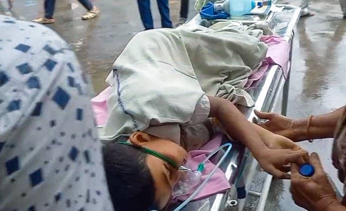RECORD DATE NOT STATED An injured student taken to hospital on a stretcher following a vehicle carrying school students was hit by a train at a railway level crossing Murshidabad, Jul 17 (ANI): An injured student taken to hospital on a stretcher following a vehicle carrying school students was hit by a train at a railway level crossing at Karnasuvarna, in Murshidabad on Friday. (ANI Video Grab) Murshidabad West Bengal India Copyright: xANIx ANI_20260717188