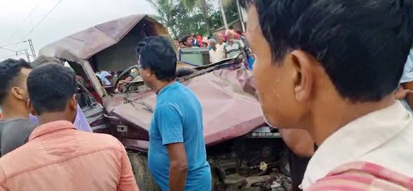 RECORD DATE NOT STATED A view of wrecked school vehicle following a vehicle carrying school students was hit by a train at a railway level crossing Murshidabad, Jul 17 (ANI): A view of wrecked school vehicle following a vehicle carrying school students was hit by a train at a railway level crossing at Karnasuvarna, in Murshidabad on Friday. (ANI Video Grab) Murshidabad West Bengal India Copyright: xANIx ANI_20260717190