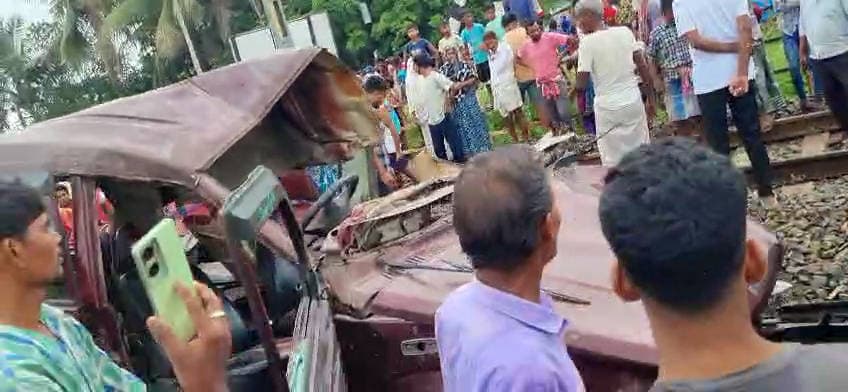 RECORD DATE NOT STATED A view of wrecked school vehicle following a vehicle carrying school students was hit by a train at a railway level crossing Murshidabad, Jul 17 (ANI): A view of wrecked school vehicle following a vehicle carrying school students was hit by a train at a railway level crossing at Karnasuvarna, in Murshidabad on Friday. (ANI Video Grab) Murshidabad West Bengal India Copyright: xANIx ANI_20260717191