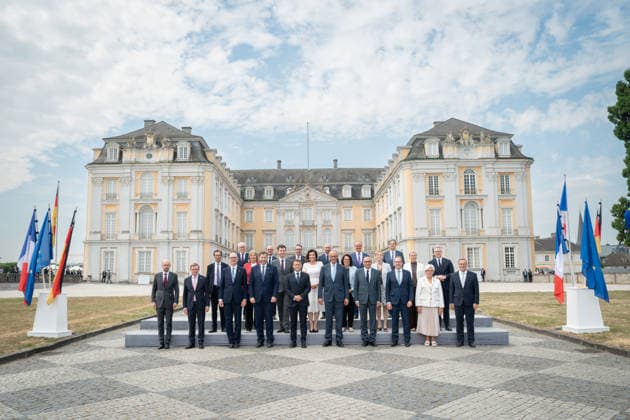 26. Deutsch-Franzoesischen Ministerrat auf Schloss Augustusburg Bundeskanzler Friedrich Merz gemeinsam mit Emmanuel Macron Praesidenten der Franzoesischen Republik, und ihrem Kabinett beim Familienfoto im Rahmen des 26. Deutsch-Französischen Ministerrats auf Schloss Augustusburg, Bruehl, 17.07.2026 Bruehl Nordrhein-Westfalen Deutschland *** 26th German-French Ministerial Council at Augustusburg Palace: German Chancellor Friedrich Merz, together with Emmanuel Macron, President of the French Republic, and his cabinet, pose for a group photo during the 26th German-French Ministerial Council at Augustusburg Palace, Brühl, July 17, 2026, Brühl, North Rhine-Westphalia, Germany