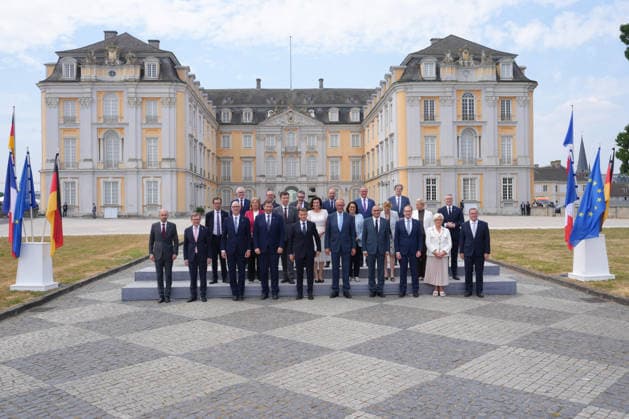 26. Deutsch-Franzoesischer Ministerrat in Bruehl Familienfoto von Bundeskanzler Friedrich Merz mit dem franzoesischen Staatspraesidenten Macron und allen teilnehmenden Ministerinnen und Minister aus Deutschland und Frankreich beim Deutsch-Franzoesischen Ministerrat auf Schloss Augustusburg, Bruehl, 17.07.2026 Bruehl NRW Deutschland *** 26th German-French Ministerial Council in Brühl: Family photo of German Chancellor Friedrich Merz with French President Macron and all participating ministers from Germany and France at the German-French Ministerial Council at Augustusburg Palace, Brühl, North Rhine-Westphalia, Germany, July 17, 2026