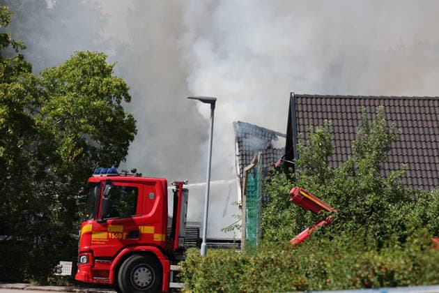 STOCKHOLM, SVERIGE 20260717 Brand i Jakobsberg som drabbat tva villor och även ett garage brinner. Förutom att biträda räddningstjänsten arbetar polisen just nu med att samla in information om bland annat förloppet. STOCKHOLM SVERIGE x11900x *** STOCKHOLM, SWEDEN 20260717 A fire in Jakobsberg has affected two single-family homes, and a garage is also on fire. In addition to assisting the fire department, the police are currently working to gather information about, among other things, the sequence of events. STOCKHOLM, SWEDEN x11900x  Copyright: xPärxBäckström TT TTx VILLABRAND I JAKOBSBERG gYsBrhumAkc