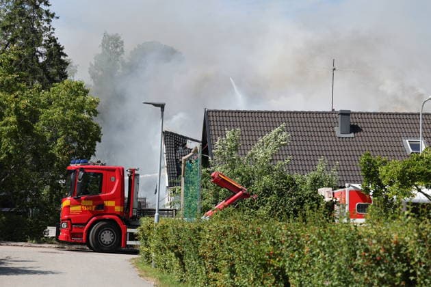 STOCKHOLM, SVERIGE 20260717 Brand i Jakobsberg som drabbat tva villor och även ett garage brinner. Förutom att biträda räddningstjänsten arbetar polisen just nu med att samla in information om bland annat förloppet. STOCKHOLM SVERIGE x11900x *** STOCKHOLM, SWEDEN 20260717 A fire in Jakobsberg has affected two single-family homes, and a garage is also on fire. In addition to assisting the fire department, the police are currently working to gather information about, among other things, the sequence of events. STOCKHOLM, SWEDEN x11900x  Copyright: xPärxBäckström TT TTx VILLABRAND I JAKOBSBERG iS-JM49q9S4