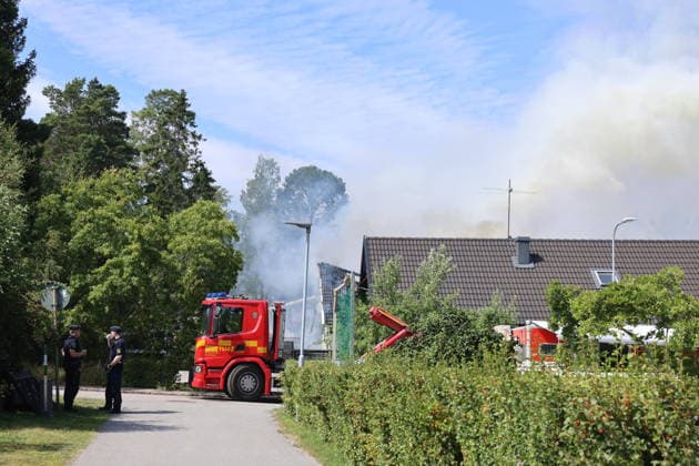 STOCKHOLM, SVERIGE 20260717 Brand i Jakobsberg som drabbat tva villor och även ett garage brinner. Förutom att biträda räddningstjänsten arbetar polisen just nu med att samla in information om bland annat förloppet. STOCKHOLM SVERIGE x11900x *** STOCKHOLM, SWEDEN 20260717 A fire in Jakobsberg has affected two single-family homes, and a garage is also on fire. In addition to assisting the fire department, the police are currently working to gather information about, among other things, the sequence of events. STOCKHOLM, SWEDEN x11900x  Copyright: xPärxBäckström TT TTx VILLABRAND I JAKOBSBERG PjxWNvrVzUs