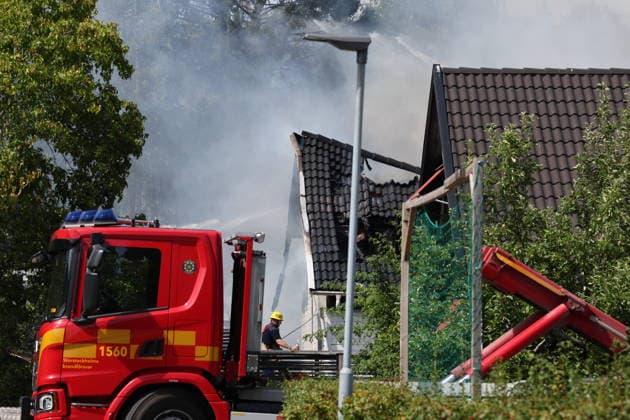 STOCKHOLM, SVERIGE 20260717 Brand i Jakobsberg som drabbat tva villor och även ett garage brinner. Förutom att biträda räddningstjänsten arbetar polisen just nu med att samla in information om bland annat förloppet. STOCKHOLM SVERIGE x11900x *** STOCKHOLM, SWEDEN 20260717 A fire in Jakobsberg has affected two single-family homes, and a garage is also on fire. In addition to assisting the fire department, the police are currently working to gather information about, among other things, the sequence of events. STOCKHOLM, SWEDEN x11900x  Copyright: xPärxBäckström TT TTx VILLABRAND I JAKOBSBERG sfxoFijVzog