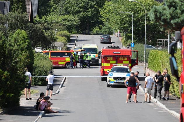 STOCKHOLM, SVERIGE 20260717 Brand i Jakobsberg som drabbat tva villor och även ett garage brinner. Förutom att biträda räddningstjänsten arbetar polisen just nu med att samla in information om bland annat förloppet. STOCKHOLM SVERIGE x11900x *** STOCKHOLM, SWEDEN 20260717 A fire in Jakobsberg has affected two single-family homes, and a garage is also on fire. In addition to assisting the fire department, the police are currently working to gather information about, among other things, the sequence of events. STOCKHOLM, SWEDEN x11900x  Copyright: xPärxBäckström TT TTx VILLABRAND I JAKOBSBERG yr6KIYXvYc8