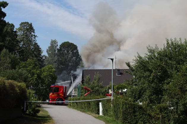 STOCKHOLM, SVERIGE 20260717 Brand i Jakobsberg som drabbat tva villor och även ett garage brinner. Förutom att biträda räddningstjänsten arbetar polisen just nu med att samla in information om bland annat förloppet. STOCKHOLM SVERIGE x11900x *** STOCKHOLM, SWEDEN 20260717 A fire in Jakobsberg has affected two single-family homes, and a garage is also on fire. In addition to assisting the fire department, the police are currently working to gather information about, among other things, the sequence of events. STOCKHOLM, SWEDEN x11900x  Copyright: xPärxBäckström TT TTx VILLABRAND I JAKOBSBERG 4UGC3zHhhuo