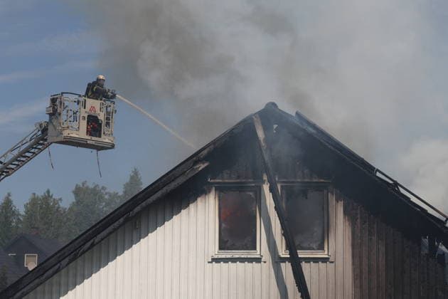 STOCKHOLM, SVERIGE 20260717 Brand i Jakobsberg som drabbat tva villor och även ett garage brinner. Förutom att biträda räddningstjänsten arbetar polisen just nu med att samla in information om bland annat förloppet. STOCKHOLM SVERIGE x11900x *** STOCKHOLM, SWEDEN 20260717 A fire in Jakobsberg has affected two single-family homes, and a garage is also on fire. In addition to assisting the fire department, the police are currently working to gather information about, among other things, the sequence of events. STOCKHOLM, SWEDEN x11900x  Copyright: xPärxBäckström TT TTx VILLABRAND I JAKOBSBERG BKIHZDUauWA