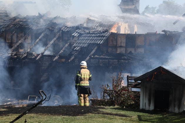 STOCKHOLM, SVERIGE 20260717 Brand i Jakobsberg som drabbat tva villor och även ett garage brinner. Förutom att biträda räddningstjänsten arbetar polisen just nu med att samla in information om bland annat förloppet. STOCKHOLM SVERIGE x11900x *** STOCKHOLM, SWEDEN 20260717 A fire in Jakobsberg has affected two single-family homes, and a garage is also on fire. In addition to assisting the fire department, the police are currently working to gather information about, among other things, the sequence of events. STOCKHOLM, SWEDEN x11900x  Copyright: xPärxBäckström TT TTx VILLABRAND I JAKOBSBERG hX489RZwSTU