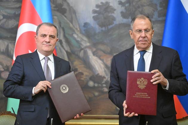 Russia Azerbaijan 9207037 17.07.2026 Azerbaijani Foreign Minister Jeyhun Bayramov and Russian Foreign Minister Sergey Lavrov pose for photos during a signing ceremony following a meeting in Moscow, Russia. Sergey Guneev Sputnik Moscow Russia  Copyright: xSergeyxGuneevx