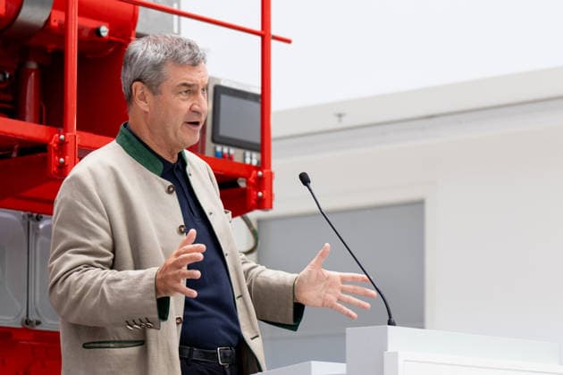 Augsburg, Bavaria, Germany - July 17, 2026: Company visit to Everllence SE at its Augsburg facility. Everllence (formerly MAN Energy Solutions) develops, among other things, large engines, large heat pumps, and technologies for hydrogen and ammonia applications. Dr. Markus Söder (Minister-President of Bavaria, CSU) delivers a speech *** Unternehmensbesuch bei Everllence SE am Unternehmensstandort in Augsburg. Everllence (ehemals MAN Energy Solutions) entwickelt unter anderem Großmotoren, Großwärmepumpen sowie Technologien für Wasserstoff- und Ammoniakanwendungen. Dr. Markus Söder (Ministerpräsident Bayern, CSU) hält eine Rede