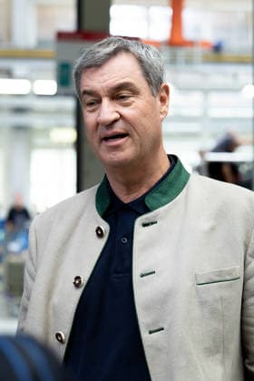 Augsburg, Bavaria, Germany - July 17, 2026: Company visit to Everllence SE at its Augsburg facility. Everllence (formerly MAN Energy Solutions) develops, among other things, large engines, large heat pumps, and technologies for hydrogen and ammonia applications. Dr. Markus Söder (Minister-President of Bavaria, CSU) in an interview with media and press representatives *** Unternehmensbesuch bei Everllence SE am Unternehmensstandort in Augsburg. Everllence (ehemals MAN Energy Solutions) entwickelt unter anderem Großmotoren, Großwärmepumpen sowie Technologien für Wasserstoff- und Ammoniakanwendungen. Dr. Markus Söder (Ministerpräsident Bayern, CSU) im Interview mit Medien und Pressevertretern