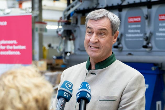 Augsburg, Bavaria, Germany - July 17, 2026: Company visit to Everllence SE at its Augsburg facility. Everllence (formerly MAN Energy Solutions) develops, among other things, large engines, large heat pumps, and technologies for hydrogen and ammonia applications. Dr. Markus Söder (Minister-President of Bavaria, CSU) in an interview with media and press representatives *** Unternehmensbesuch bei Everllence SE am Unternehmensstandort in Augsburg. Everllence (ehemals MAN Energy Solutions) entwickelt unter anderem Großmotoren, Großwärmepumpen sowie Technologien für Wasserstoff- und Ammoniakanwendungen. Dr. Markus Söder (Ministerpräsident Bayern, CSU) im Interview mit Medien und Pressevertretern